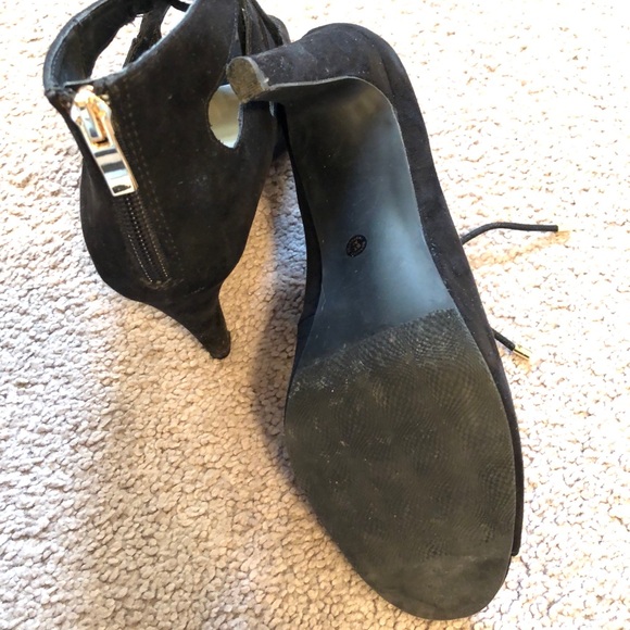 Black, peep toe heels - Picture 2 of 4